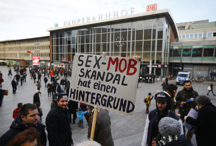 Отовсюду обо всем: Причины массовых нападений на женщин в Германии