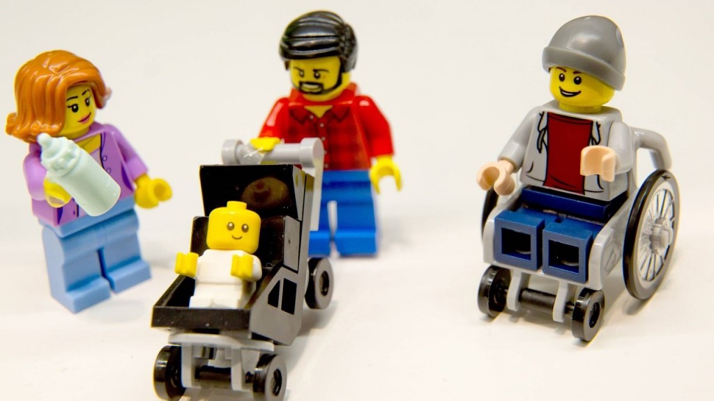 Деньги: LEGO выпускает на рынок игрушек Германии фигурку в инвалидной коляске