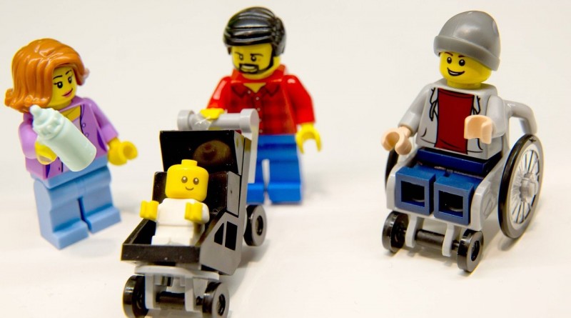 Деньги: LEGO выпускает на рынок игрушек Германии фигурку в инвалидной коляске