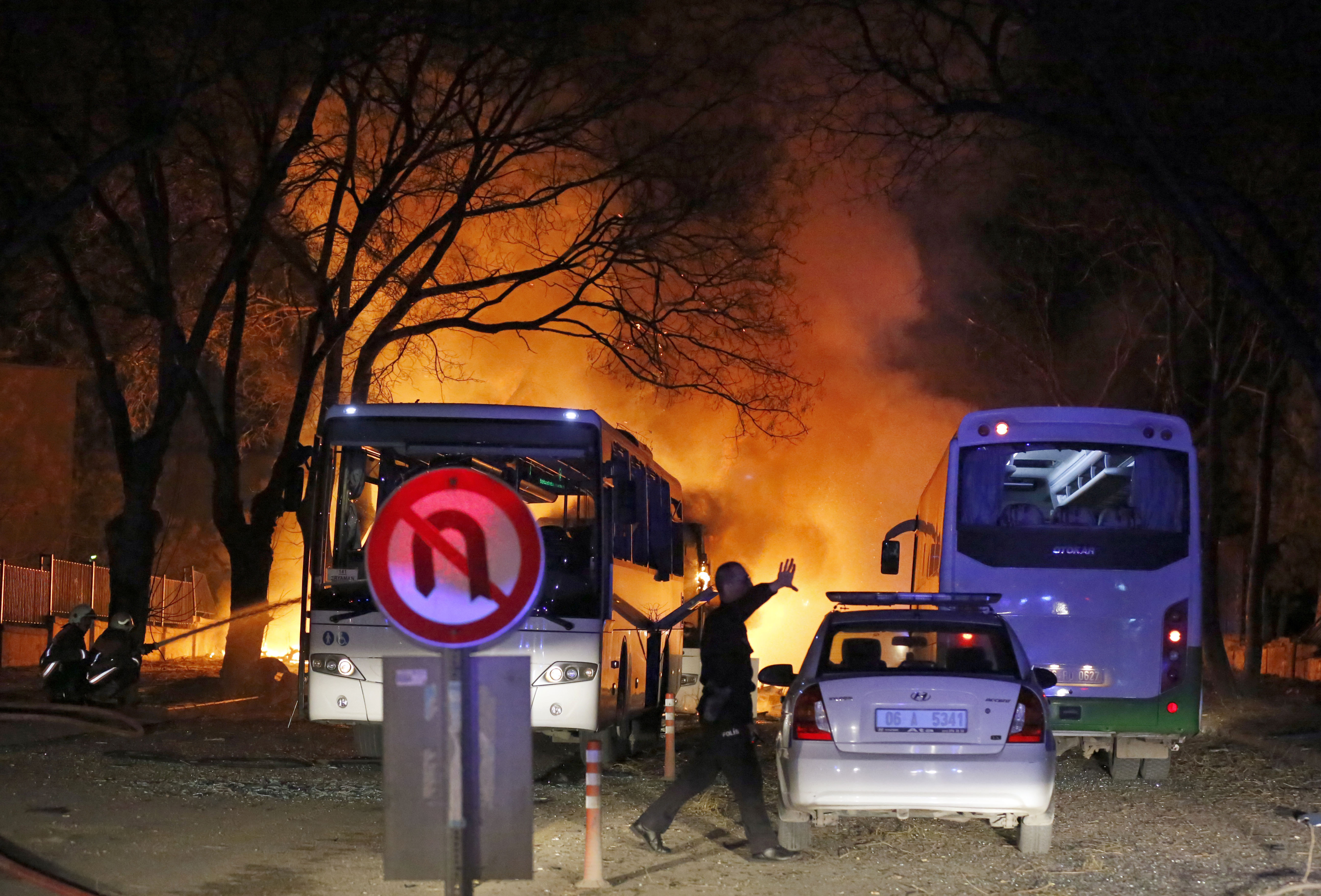 Галерея: A police officer clears the area of an explosion in Ankara, Wednesday, Feb. 17, 2016, after assailants exploded a car bomb near vehicles carrying military personnel in the Turkish capital, killing several people and injuring scores of others, officials said. The explosion occurred during evening rush hour in the heart of city, in an area close to where military headquarters and the parliament are located. (Mustafa Kirazli/Cihan News Agency via AP) TURKEY OUT