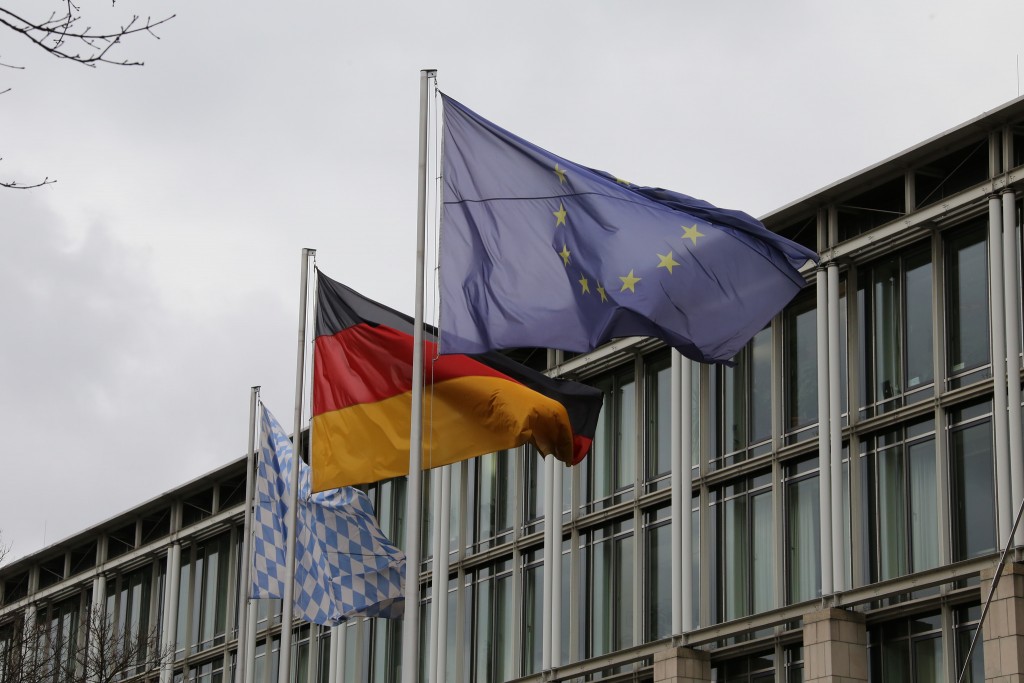 Общество: Путь к интеграции: xристианские демократы(CDU) Гамбурга хотят развесить в школах немецкие флаги