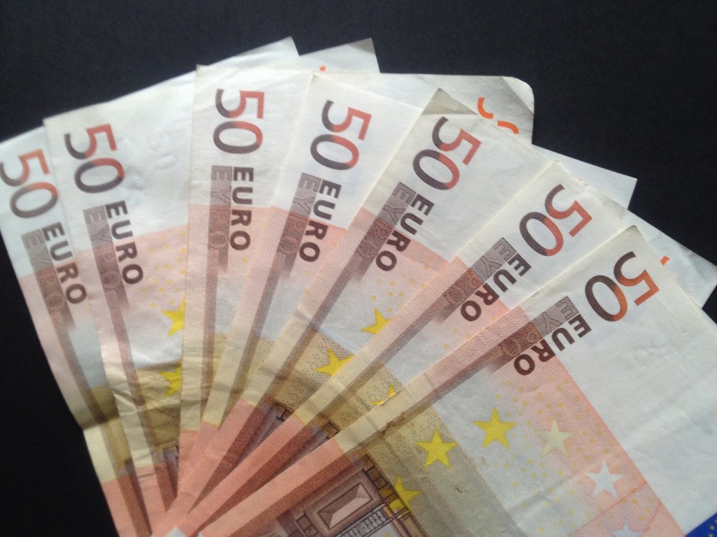 Происшествия: Интересное  дело: бабушка разорвала банкноты суммой 18.500 евро - и снова их получила