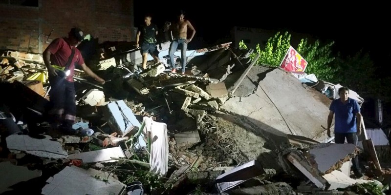 Отовсюду обо всем: Разрушительное землетрясение в Эквадоре