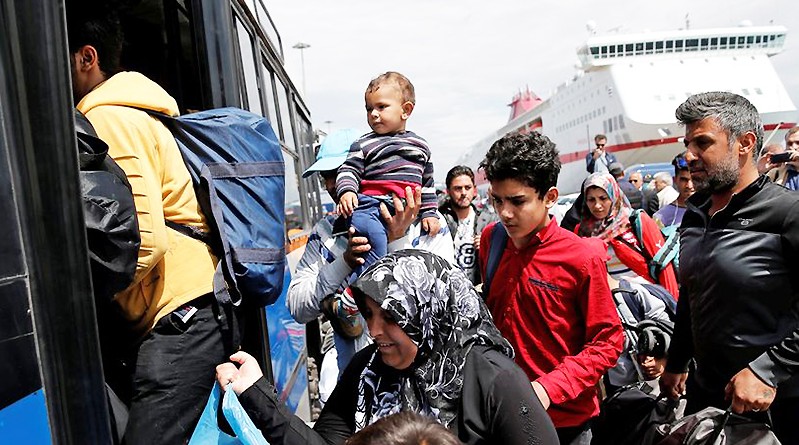 Отовсюду обо всем: Полиция освобождает Пирей от беженцев