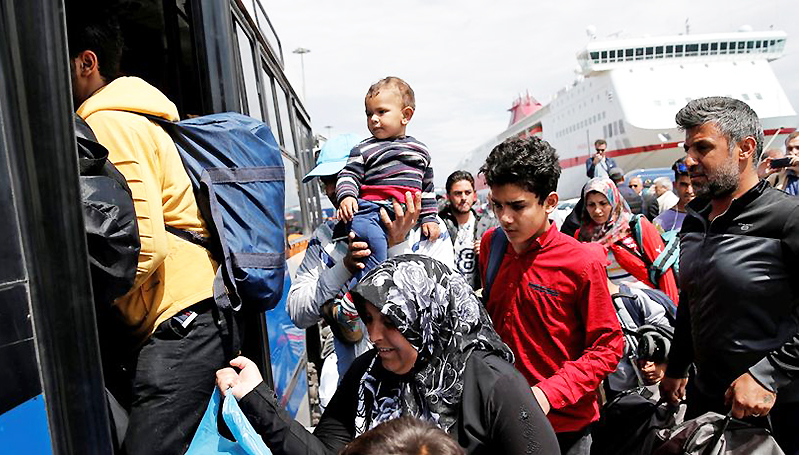 Отовсюду обо всем: Полиция освобождает Пирей от беженцев