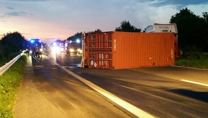 Новости: На А57 перевернулся грузовик с химикатами