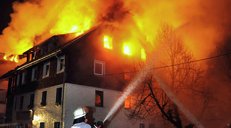 Новости: Семья спасается из горящего дома
