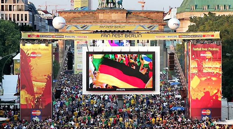 Новости: Тысячи фанатов у Бранденбургских ворот