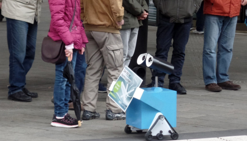 Новости: Синий робот цепляется к курильщикам