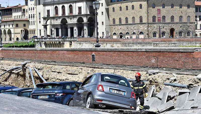 Новости: Во Флоренции ушла под землю целая улица