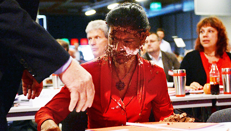 Новости: Вагенкнехт получила тортом в лицо