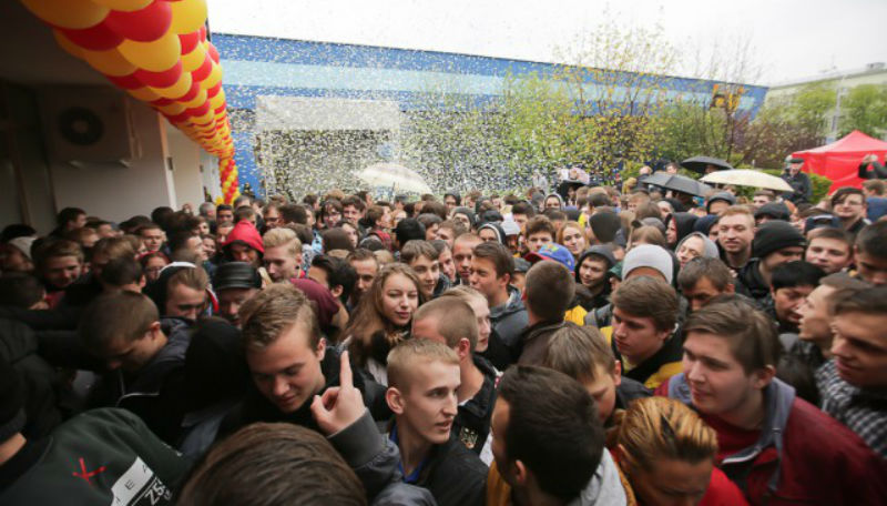 Общество: В Минске люди несколько часов простояли в очереди за едой