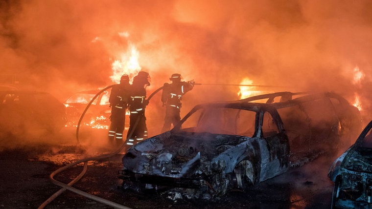 Новости: В Гамбурге сгорели дотла 14 лимузинов