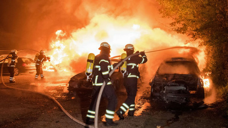 Новости: В Гамбурге сгорели дотла 14 лимузинов