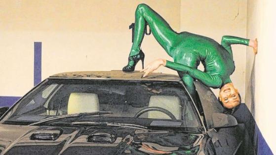 Общество: Женщина-паук устроила шоу на брошенном авто