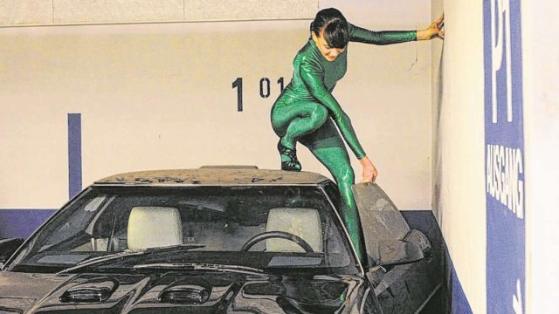 Общество: Женщина-паук устроила шоу на брошенном авто