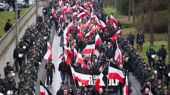 Новости: В Дортмунде маршируют неонацисты