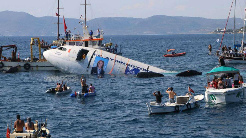Досуг: В Турции со дна моря подняли аэробус