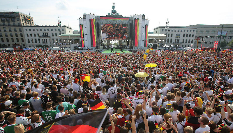 Новости: В Берлине начали строить фан-зону к Евро-2016