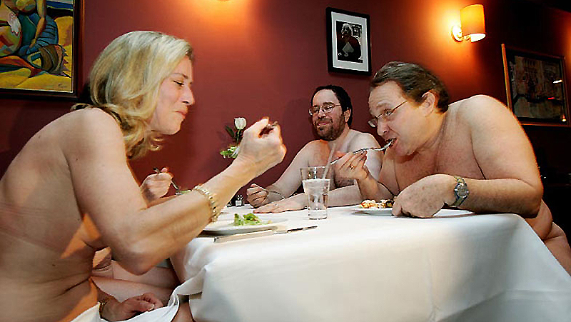 Новости: Вес-контроль на входе в ресторан для нудистов