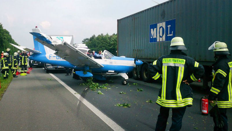 Новости: Самолет приземлился посреди автомагистрали