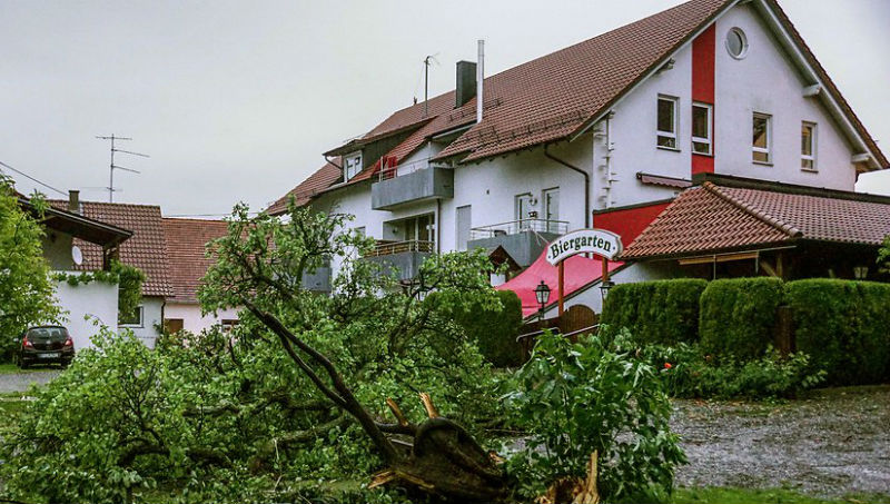 Новости: Торнадо повредил полсотни домов