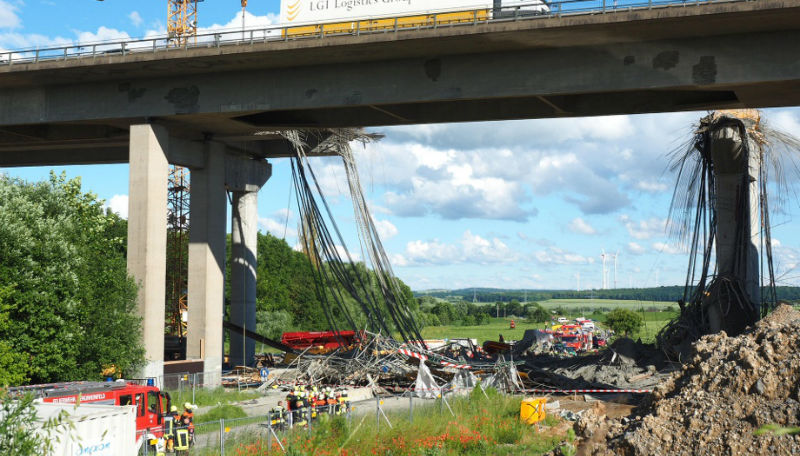 Новости: Мост похоронил под собой двух строителей (фото)