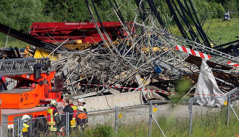 Происшествия: Обвал моста на А7: эксперты в шоке (обновлено, фото)