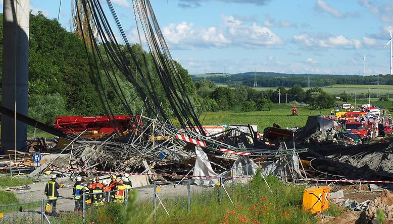 Происшествия: Обвал моста на А7: эксперты в шоке (обновлено, фото)