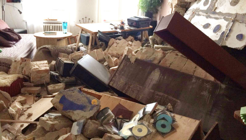 Новости: Несколько тонн бетона провалили стену жилого дома