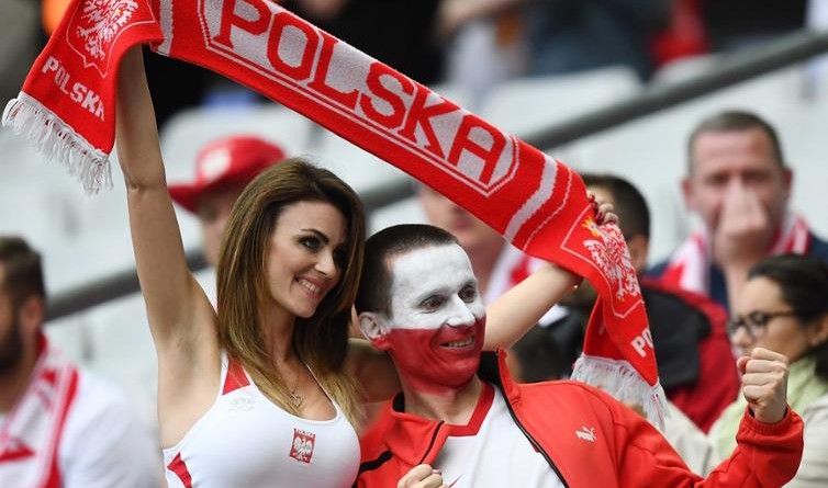 Новости: Польских болельщиков посадили за решетку (фото)