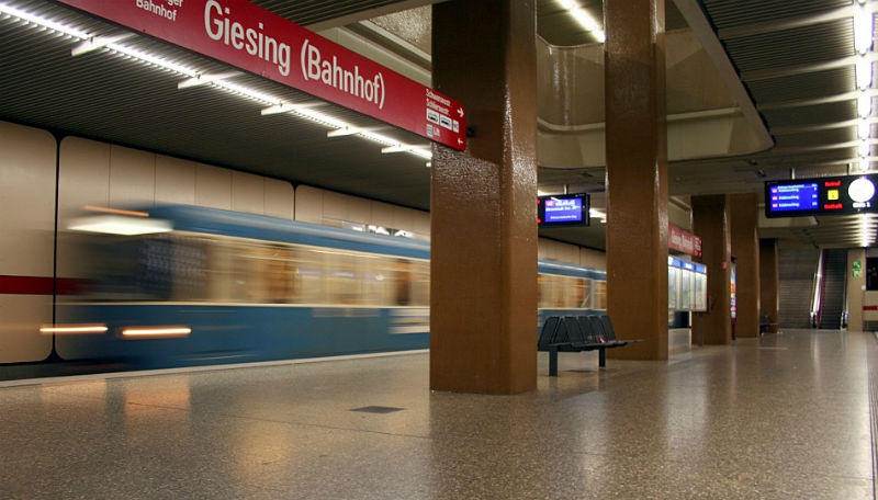 Новости: Из-за смартфона мужчина упал на рельсы в метро