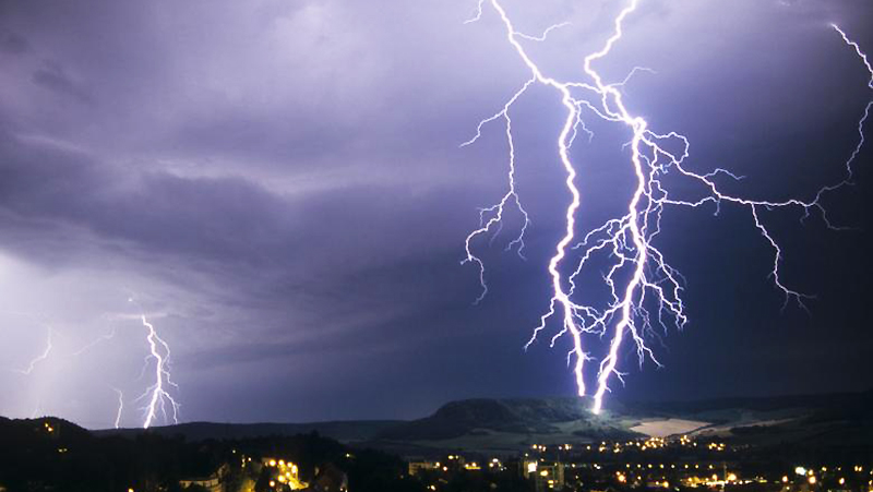 Новости: От удара молнии в безгрозовом небе пострадало семеро