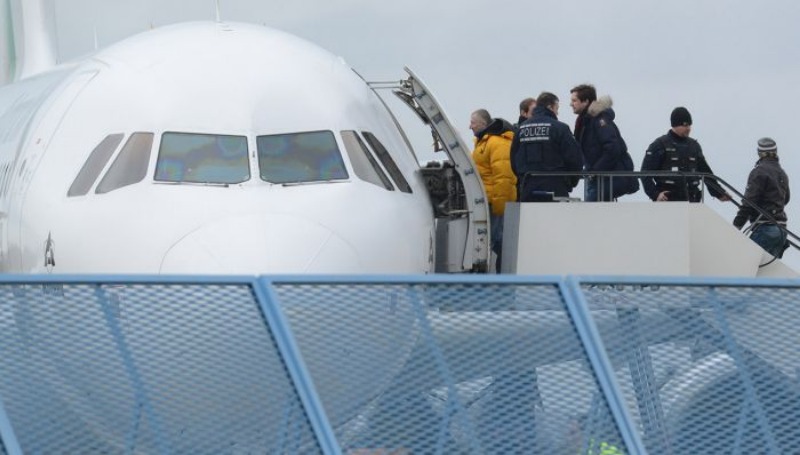 Новости: Правительство прокатило на самолете трех нелегалов за 120 тысяч евро