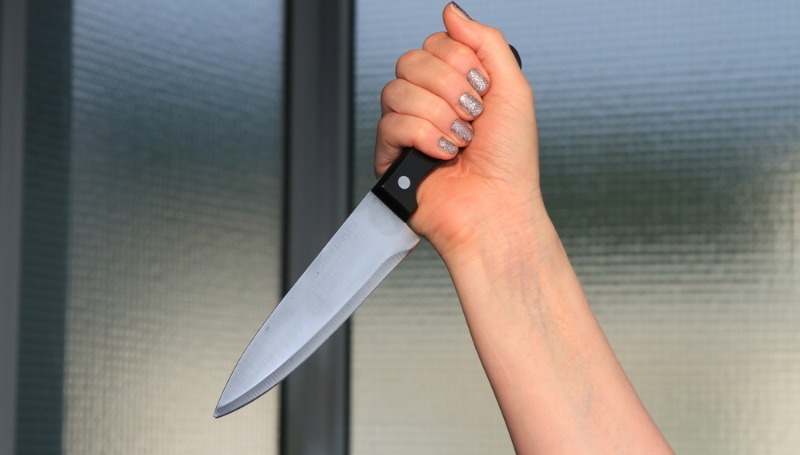 Новости: Женщина напала с ножом на маленькую девочку