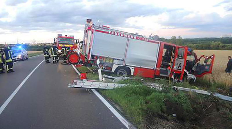 Новости: Пожарная машина перевернулась по пути на вызов