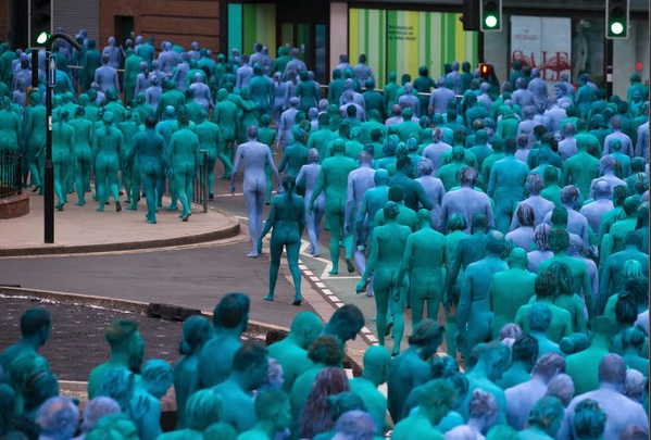 Культура: Тысячи сине-зеленых людей голышом позировали художнику (фото)
