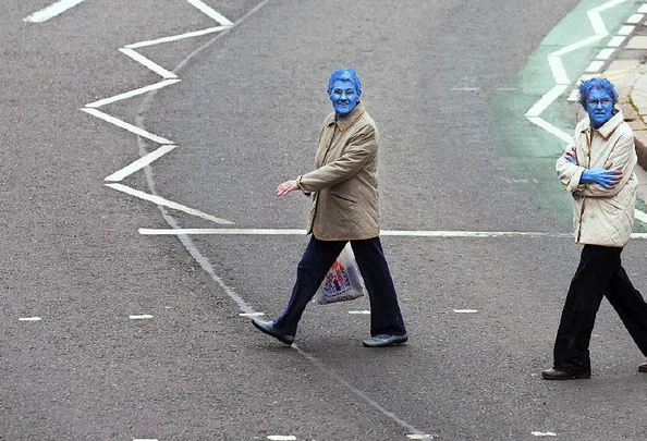 Культура: Тысячи сине-зеленых людей голышом позировали художнику (фото)