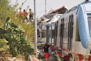 Новости: 27 человек погибли в результате лобового столкновения поездов в Италии (фото)