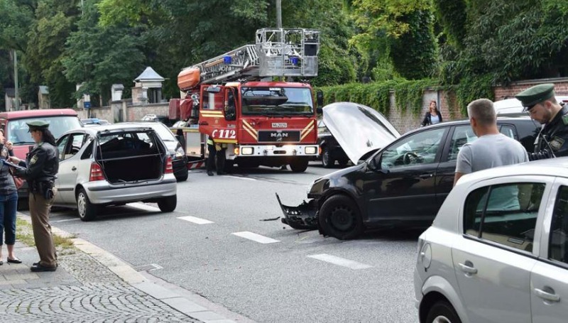 Новости: В Мюнхене тяжелое ДТП. Резали машину