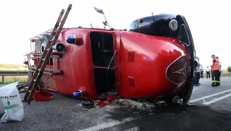 Новости: Пожарный олдтаймер не заметил легковой автомобиль. 8 постраждавших