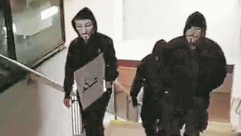 Новости: Неизвестные "анонимусы" оставили надписи на арабском языке