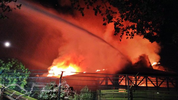 Новости: Огонь всю ночь бушевал в здании бассейна Blub (фото)