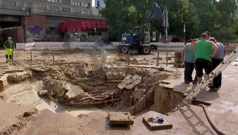 Новости: В центре Берлина образовался кратер