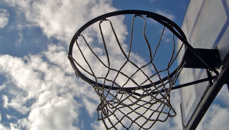Новости: Баскетболист-неудачник застрял в корзине