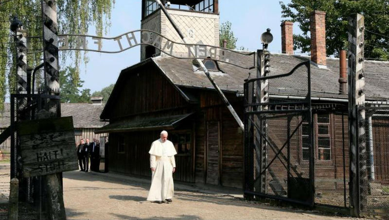 Новости: В Освенциме Папа Римский не проронил ни слова