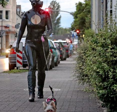 Общество: Дама с собачкой и в противогазе – совсем не по Чехову (фото, видео)