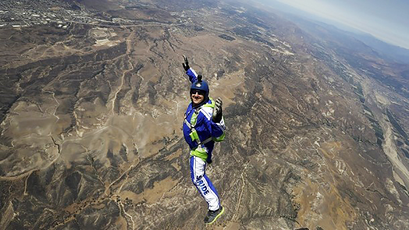 Новости: 7600 над землей — Люк Айкинс совершил рекордный прыжок (видео)