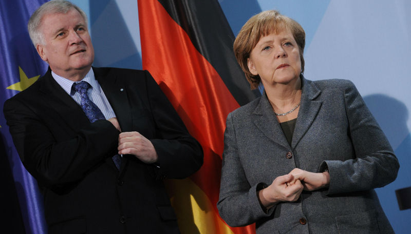 Новости: Зеехофер смягчил критику в адрес Меркель