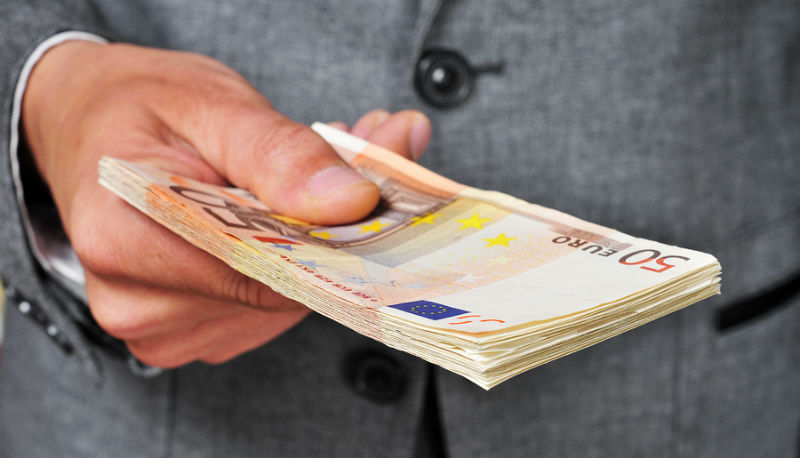 Новости: Ремонтник нашел €9 тыс. и отдал полицейским